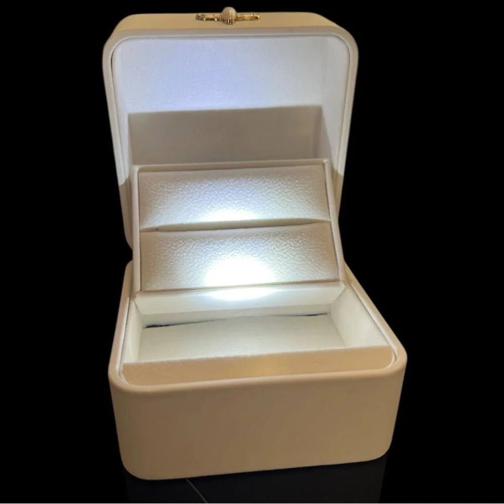 CAIRIAC‎ LED Lighted Ring Box OS White Proposal Wedding Jewelry Case New